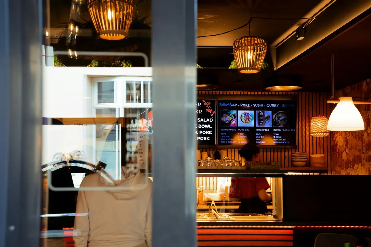 Restaurant-Gastraum mit einem digitalen Menü-Bildschirm